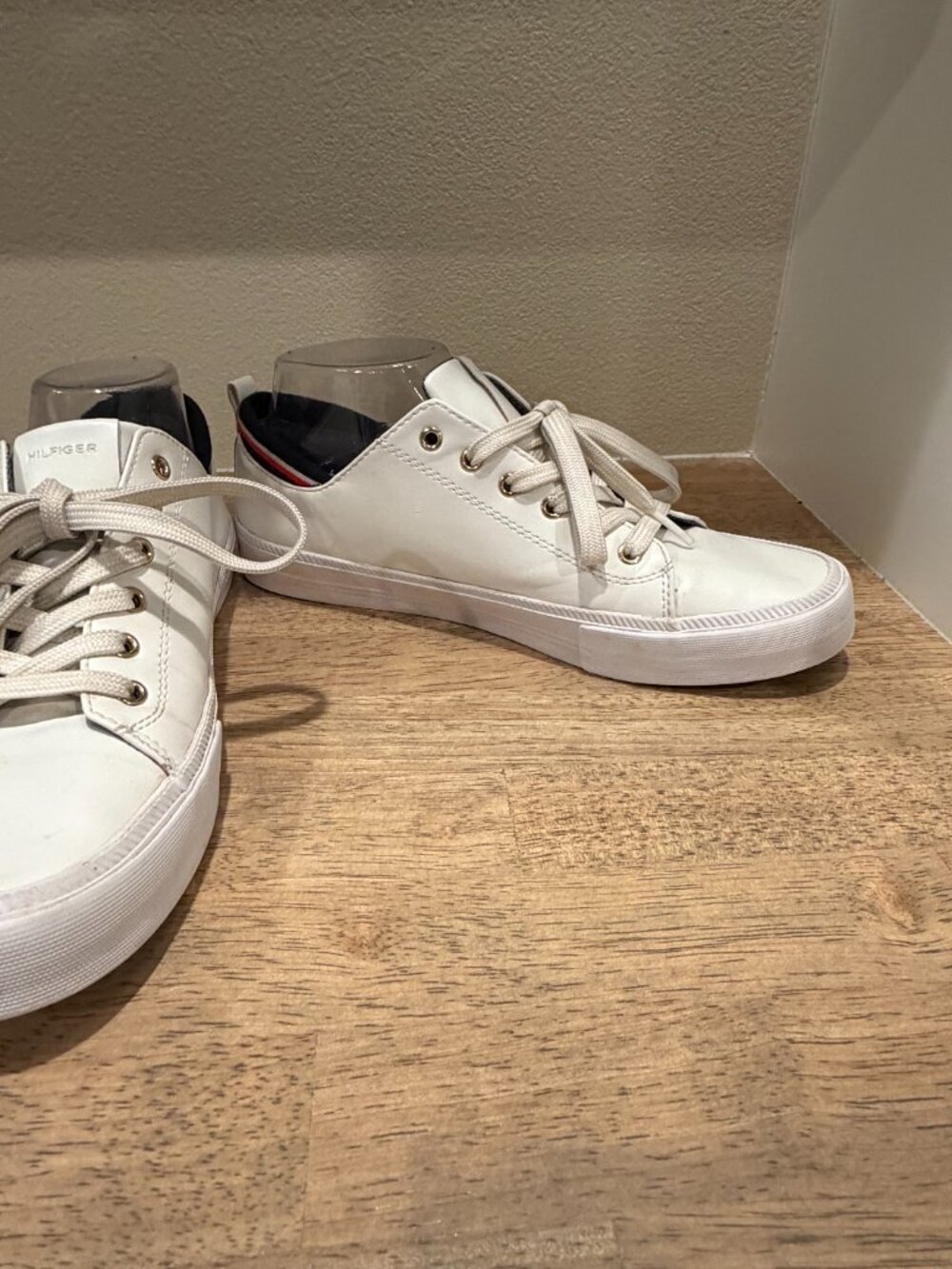 Tommy Hilfiger White Sneakers Size 8.5 - Low Top Casual Shoes - Picture 6 of 9